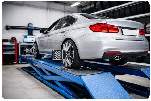 Carro em rampa de alinhamento com sensores nas rodas em oficina moderna; solução profissional disponível no portfólio da Suporte Distribuidora para auto centers.