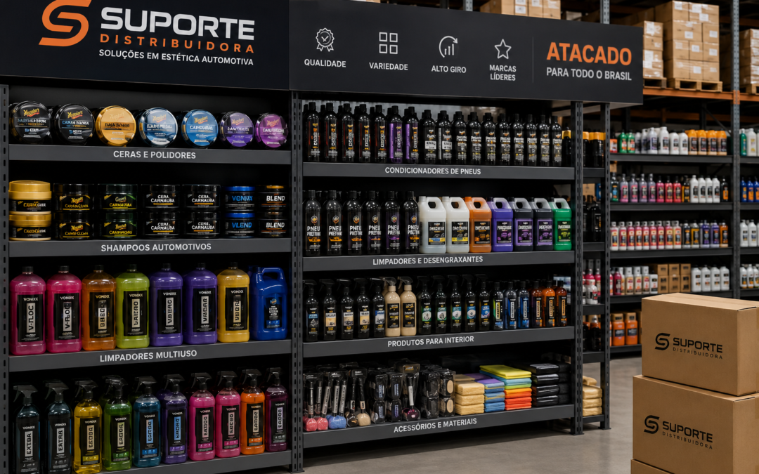 Prateleiras organizadas de uma distribuidora com produtos de estética automotiva no atacado, como ceras, shampoos automotivos e produtos de limpeza, representando o portfólio da Suporte Distribuidora.